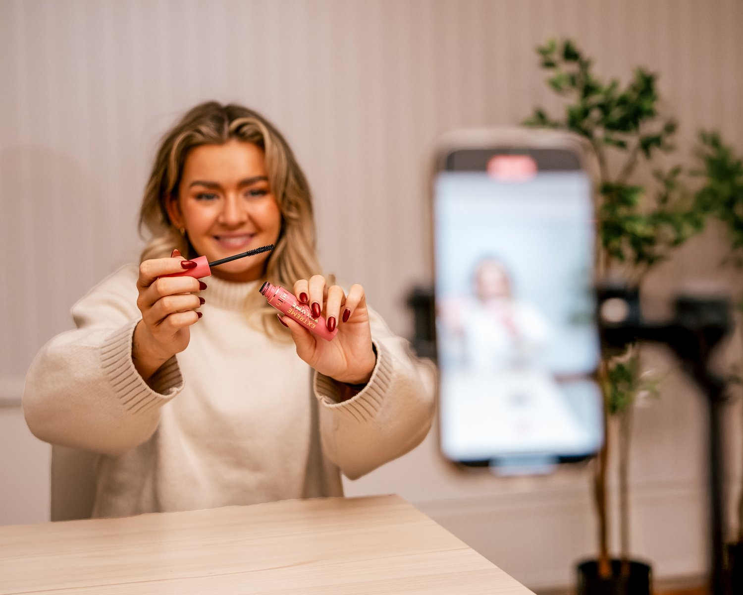 UGC-skaper som filmer innhold med mobil